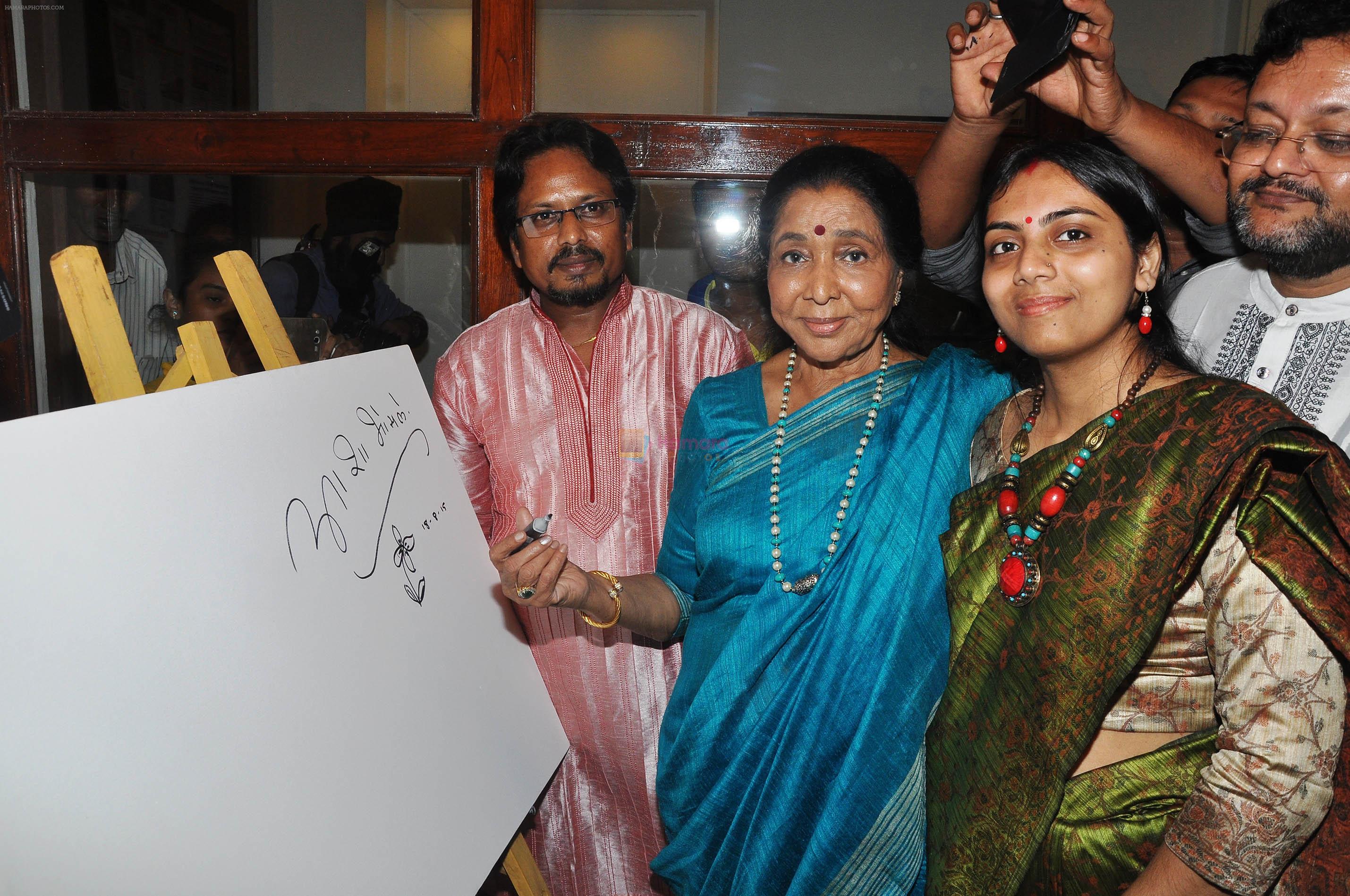 Paramesh Paul, Asha Bhosle and Lipi Paul at Paramesh's art show inauguration at Jehangir Art Gallery