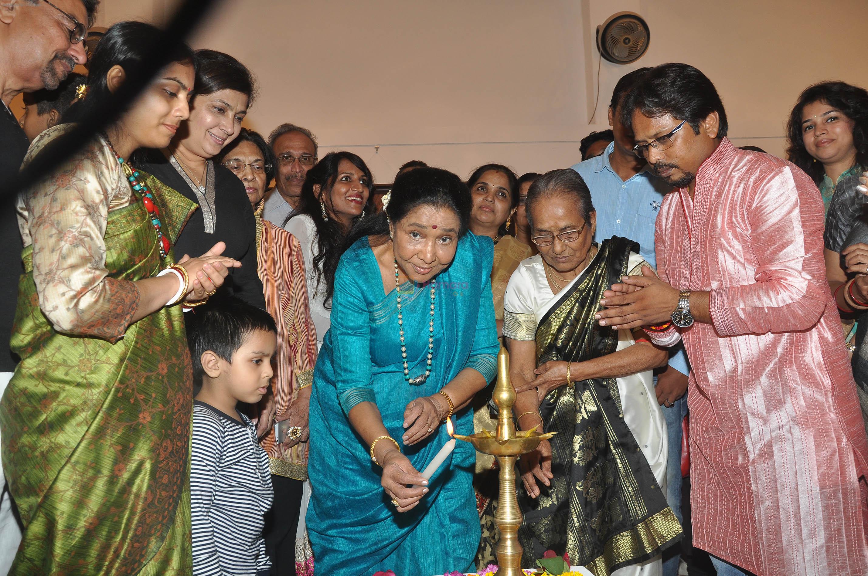 Asha Bhosle, Usha Rani Paul and Paramesh Paul at inaugural ceremony of Paramesh's art show