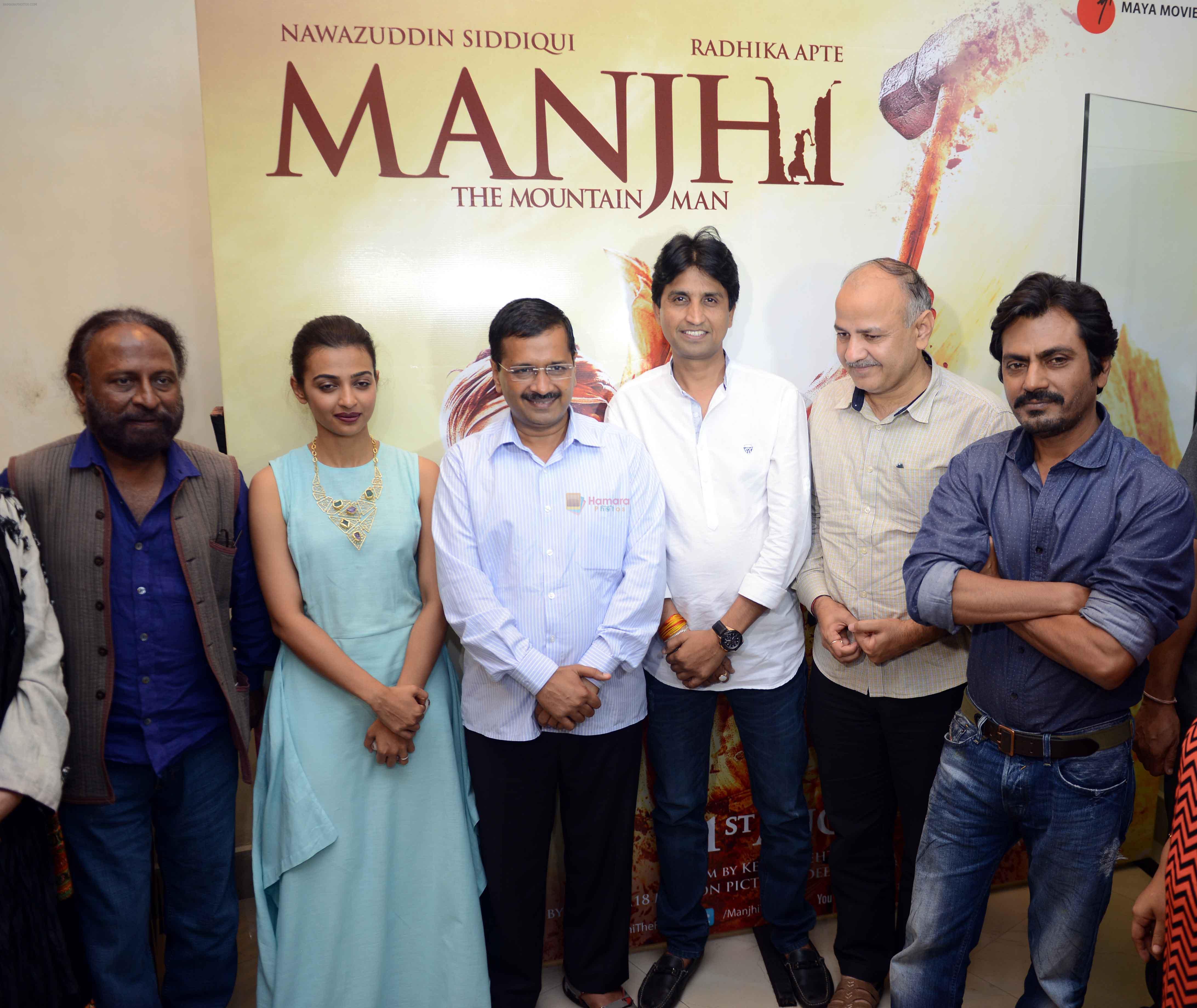 Nawazuddin Siddiqui, Radhika Apte, ketan Mehta at the Film screening of manjhi with Delhi CM Arvind Kejriwal on 18th Aug 2015
