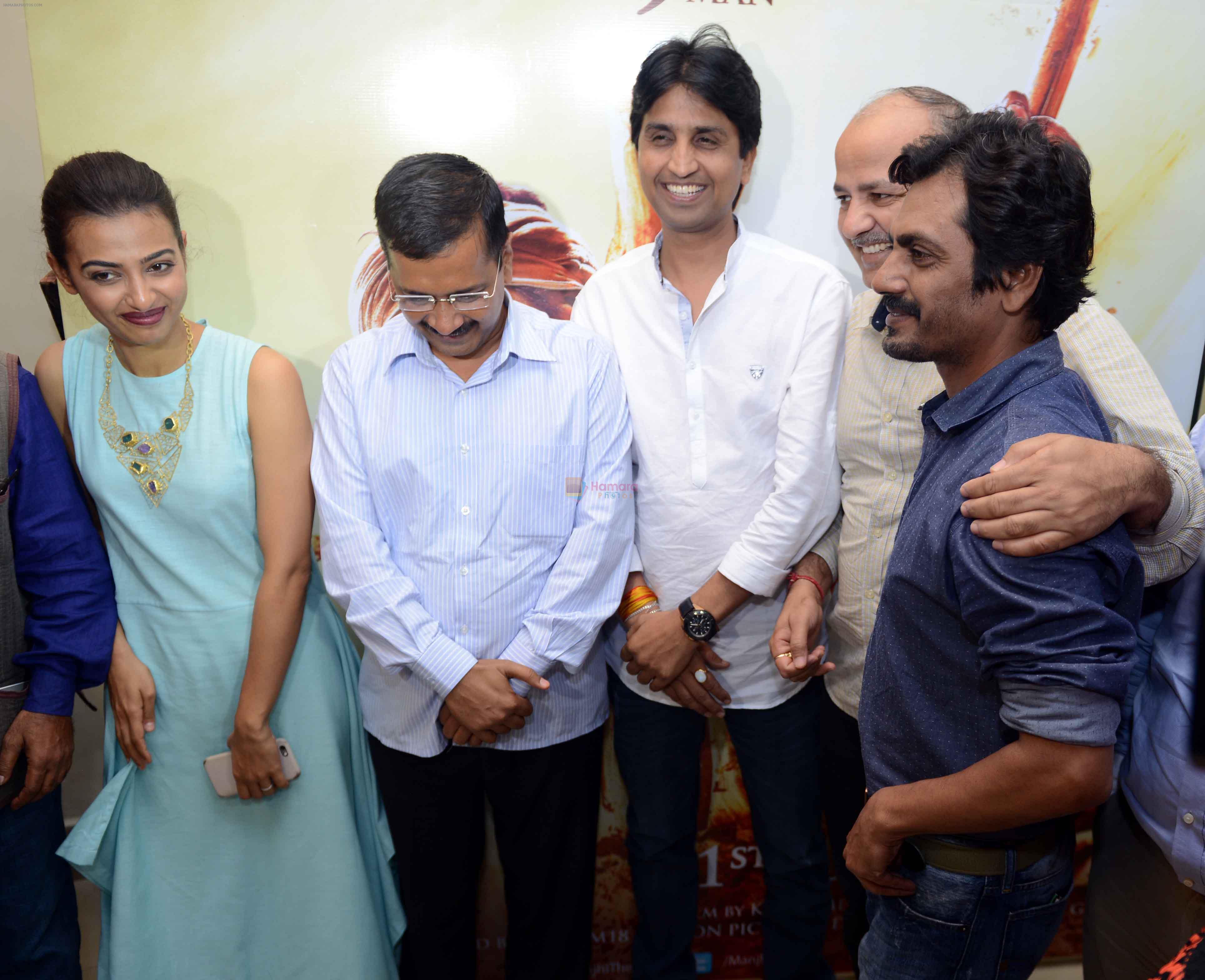 Nawazuddin Siddiqui and Radhika Apte at the Film screening of manjhi with Delhi CM Arvind Kejriwal on 18th Aug 2015