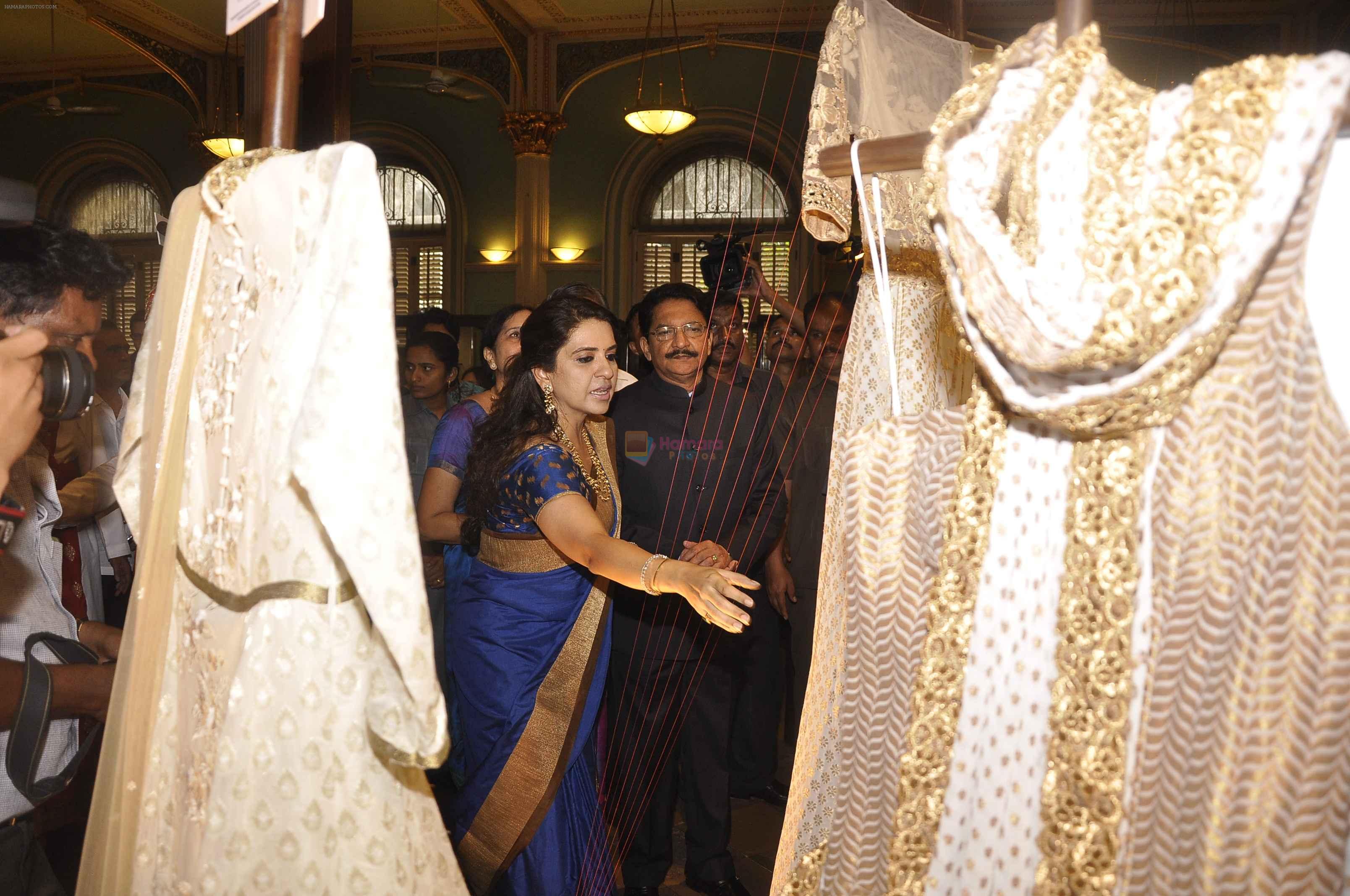Shaina NC at Lakme woven wonders of varanasi in Mumbai on 21st Aug 2015
