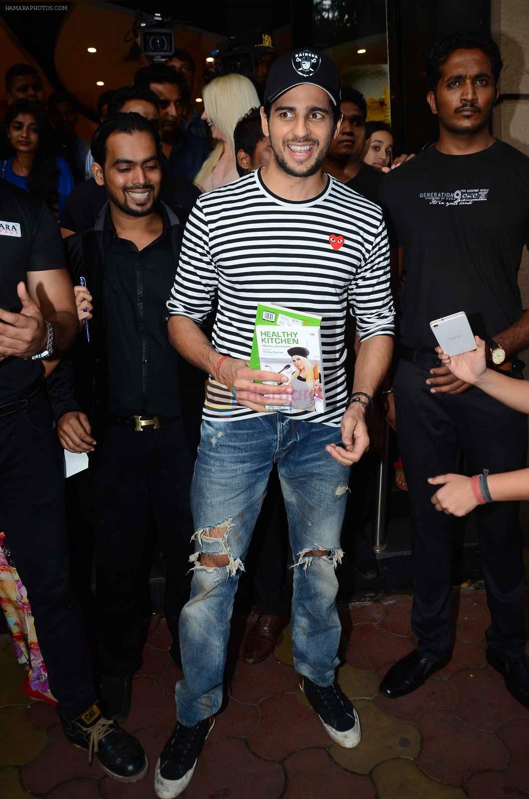 Sidharth Malhotra at Healthy Kitchen book launch by celebrity nutritionist Marika Johansson in Mumbai on 21st Aug 2015