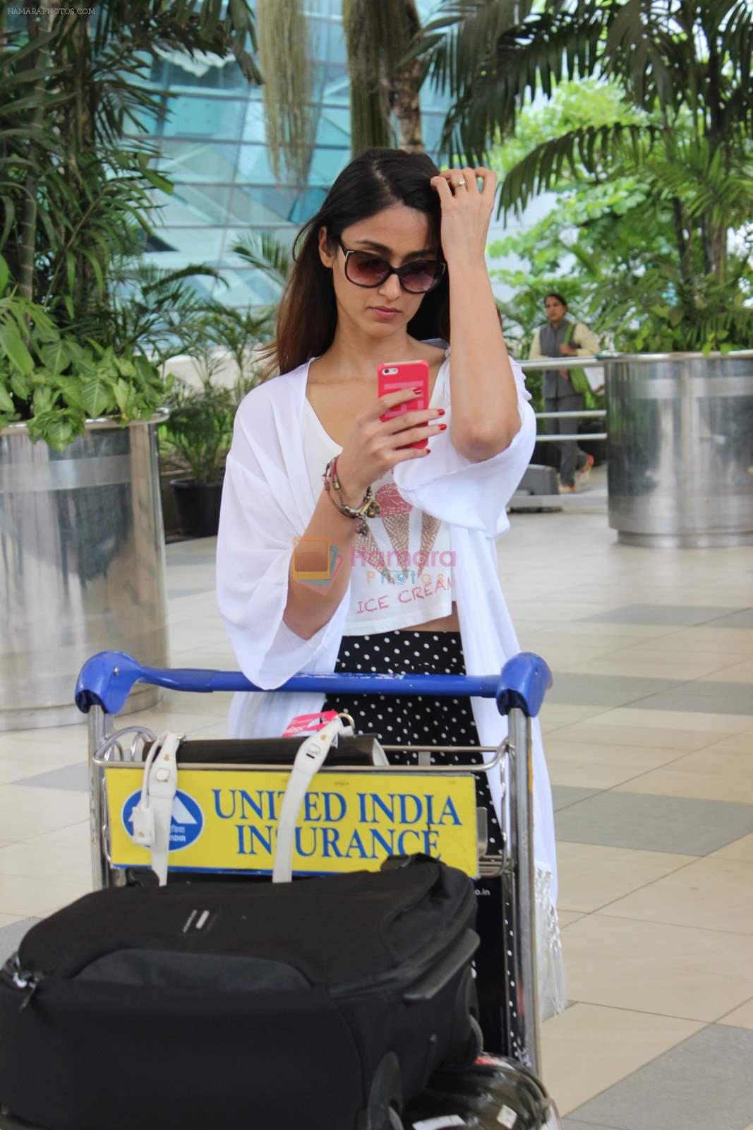 Ileana D'Cruz snapped at airport in Mumbai on 23rd Aug 2015