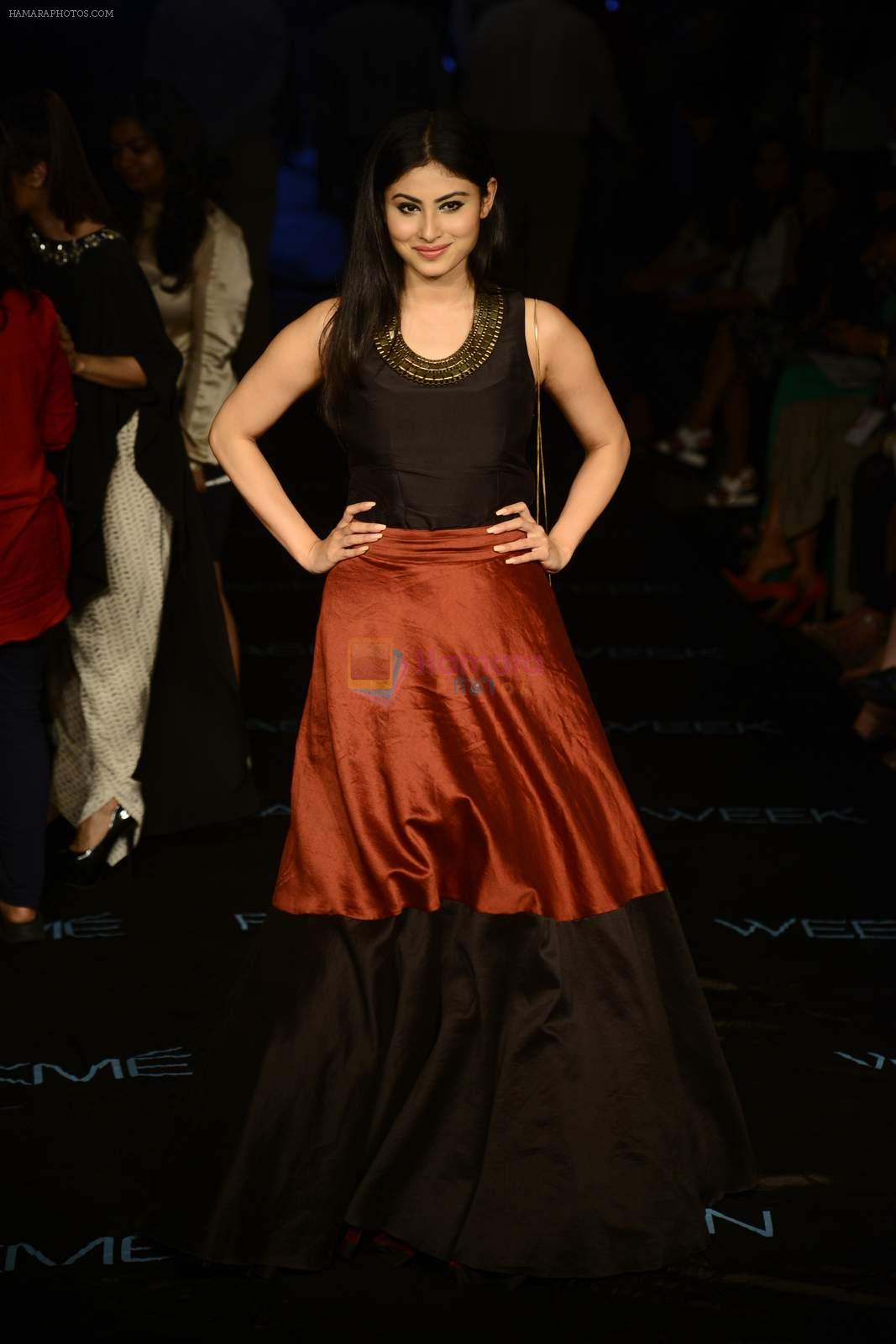 Mouni Roy at Payal Singhal Show on day 1 of LIFW on 26th Aug 2015