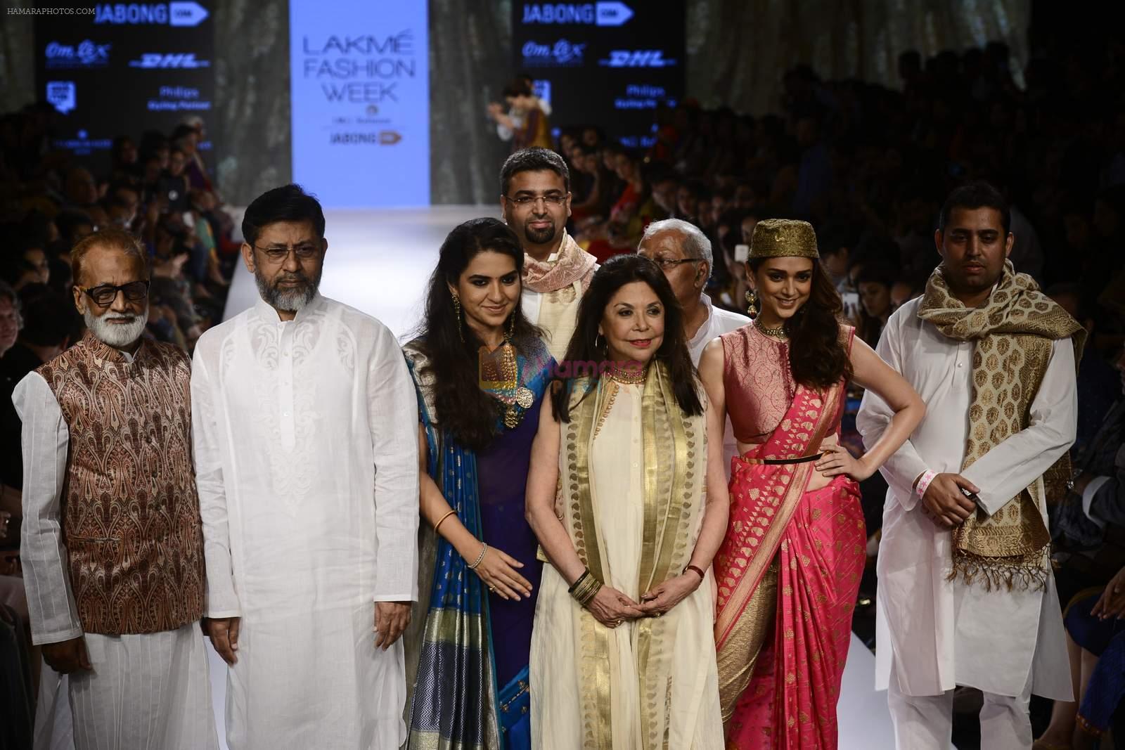 Aditi Rao Hydari walks for Ritu Kumar Show on day 2 of lifw on 27th Aug 2015