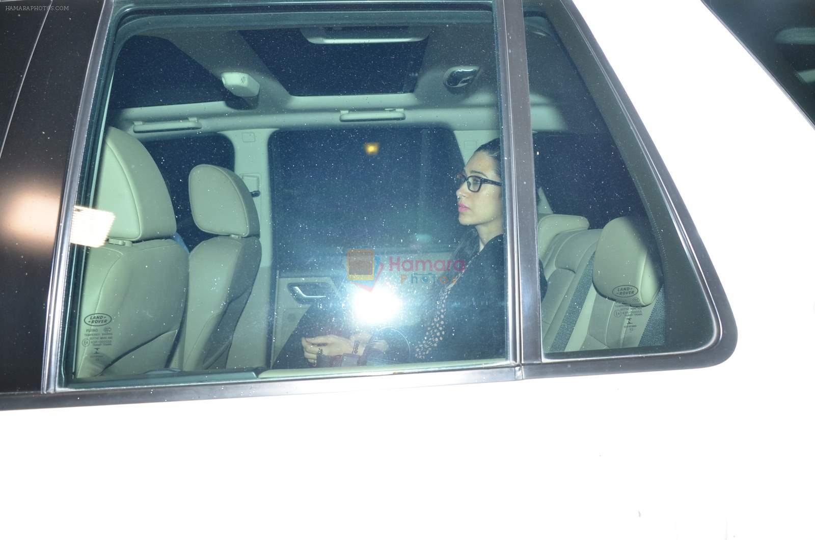 Karisma Kapoor snapped at saif's house for dinner on 27th Aug 2015