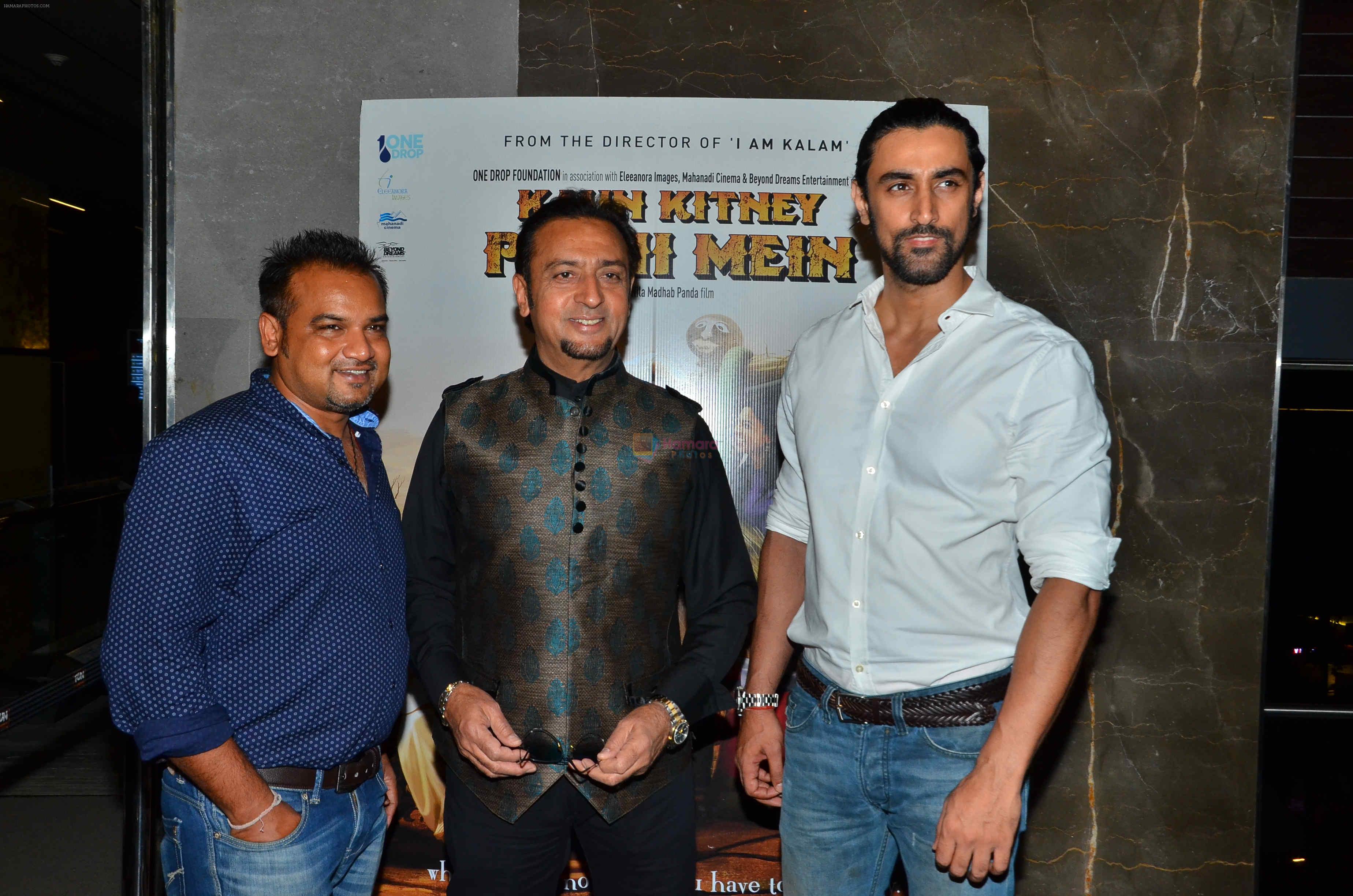 Kunal Kapoor, Gulshan Grover at Kaun Kitney Paani Mein screening in Mumbai on 28th Aug 2015