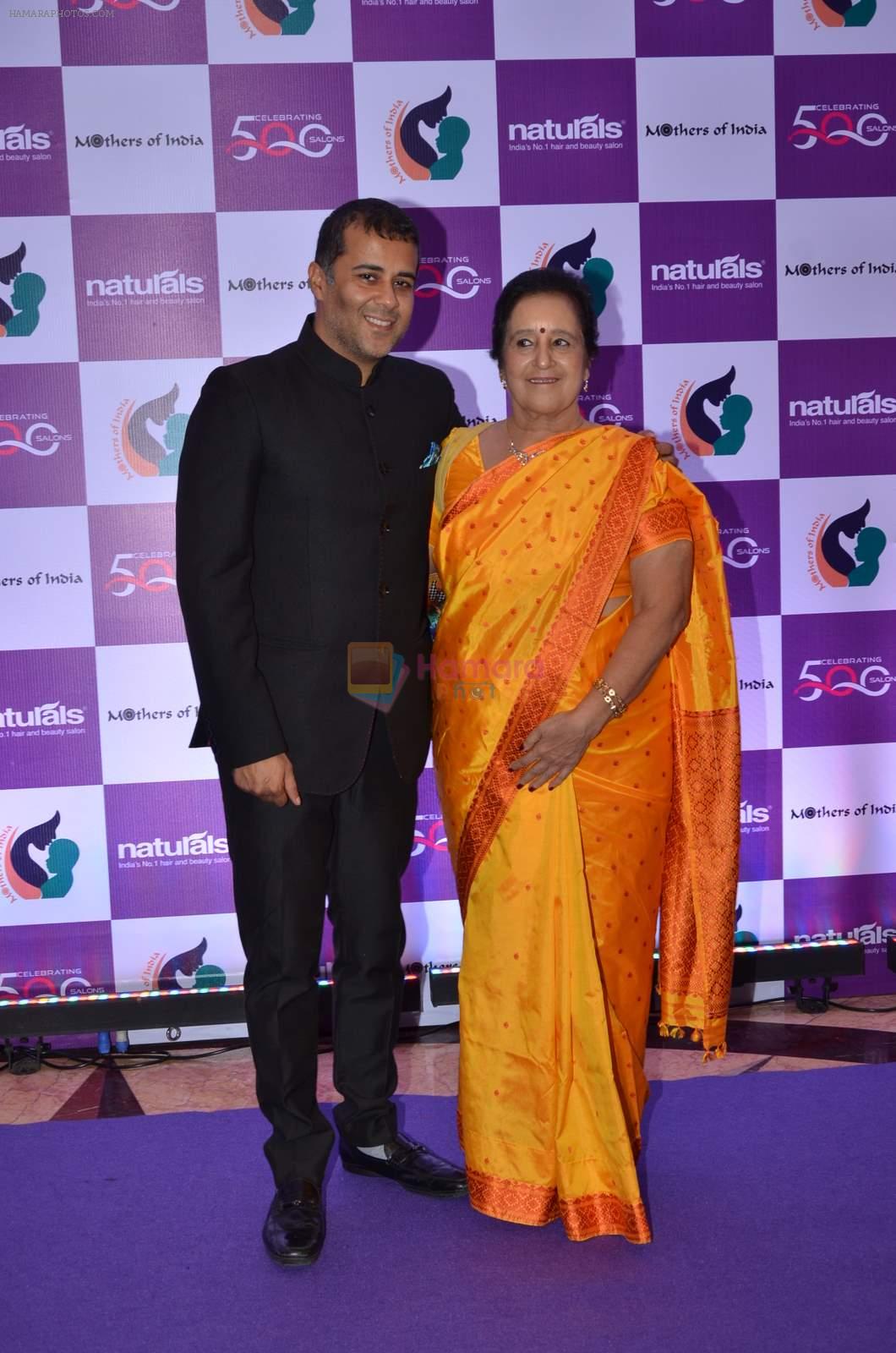 Chetan Bhagat at Mothers of India event in Taj Land's End on 29th Aug 2015