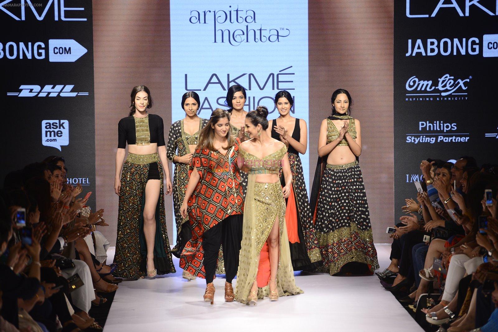 Malaika Arora Khan walks for Arpita Mehta Show at LIFW Day 5 on 29th Aug 2015
