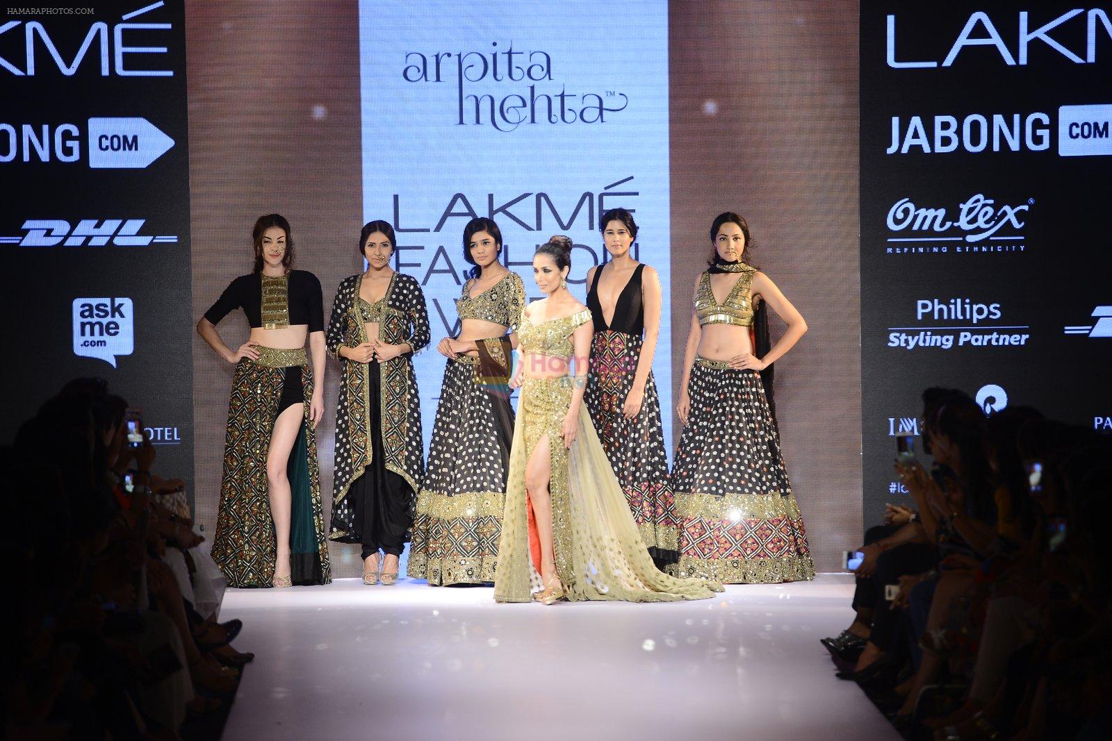 Malaika Arora Khan walks for Arpita Mehta Show at LIFW Day 5 on 29th Aug 2015