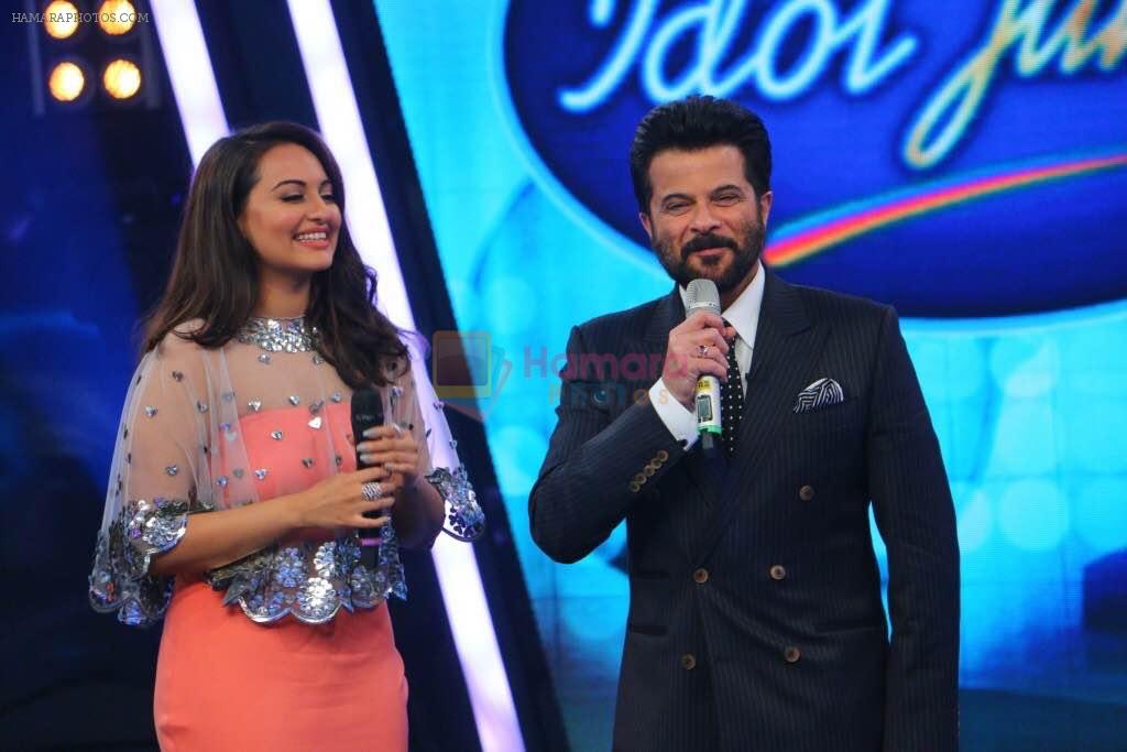 Sonakshi Sinha, Anil Kapoor on Indian Idol Location on 31st Aug 2015