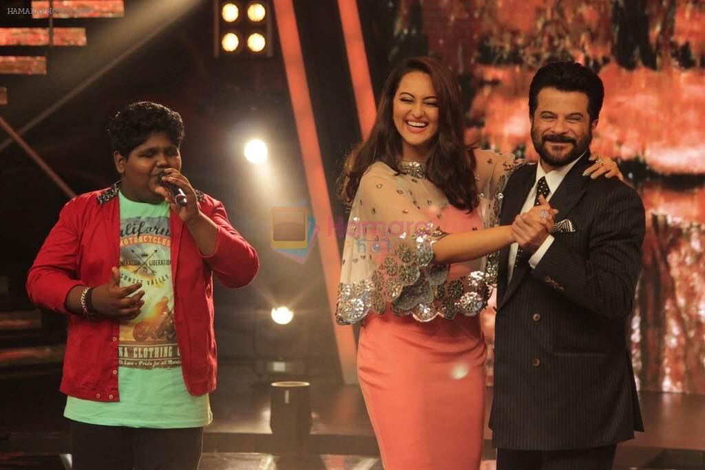 Sonakshi Sinha, Anil Kapoor on Indian Idol Location on 31st Aug 2015