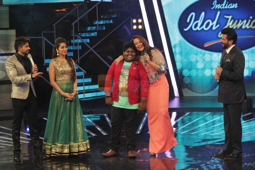 Sonakshi Sinha, Anil Kapoor on Indian Idol Location on 31st Aug 2015