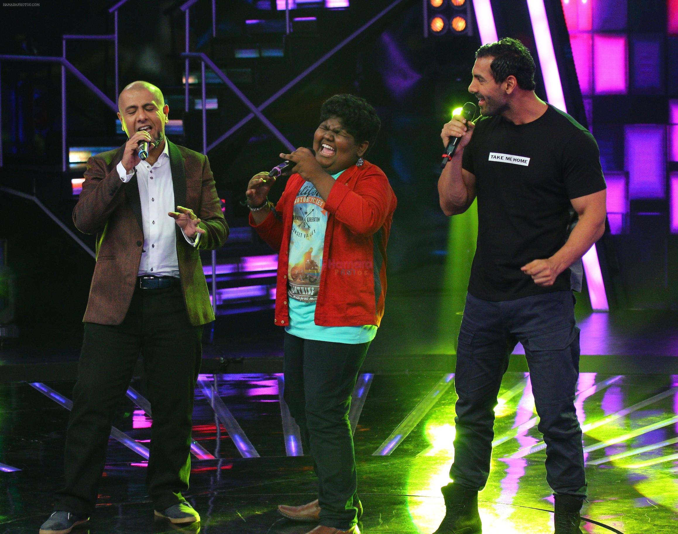 John Abraham and Vishal  on Indian Idol Location on 31st Aug 2015
