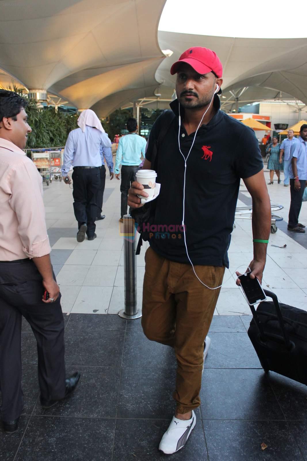 Harbhajan Singh snapped at airport in Mumbai on 7th Sept 2015