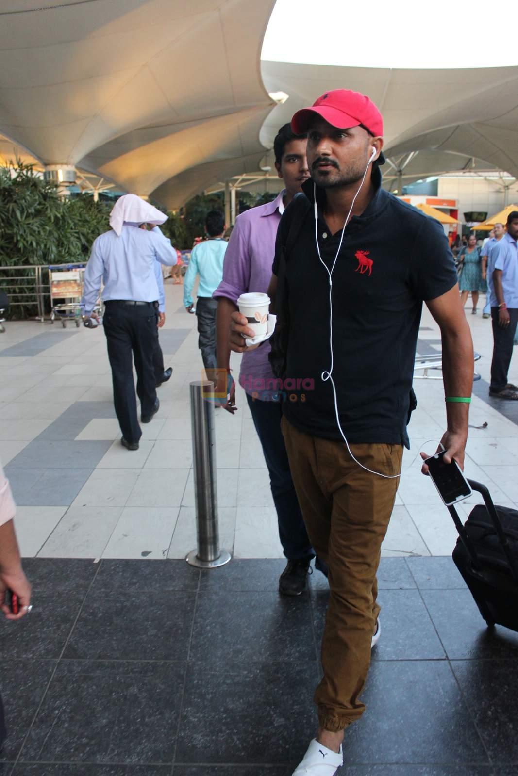 Harbhajan Singh snapped at airport in Mumbai on 7th Sept 2015
