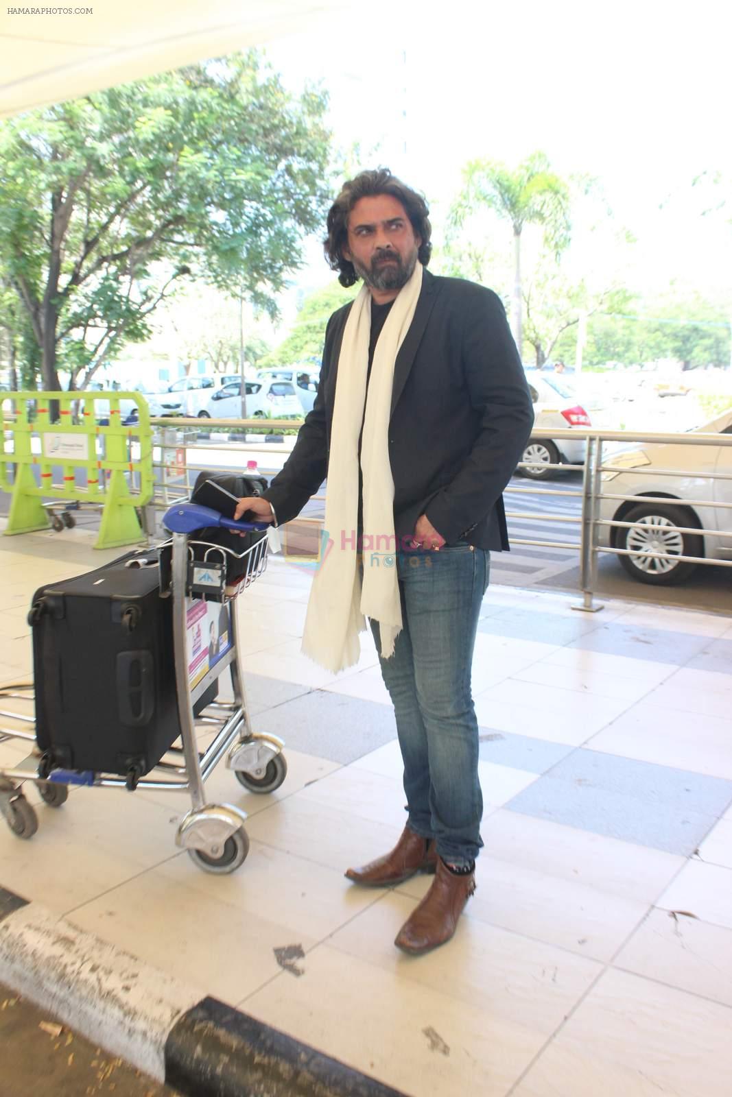 snapped at airport in Mumbai on 7th Sept 2015