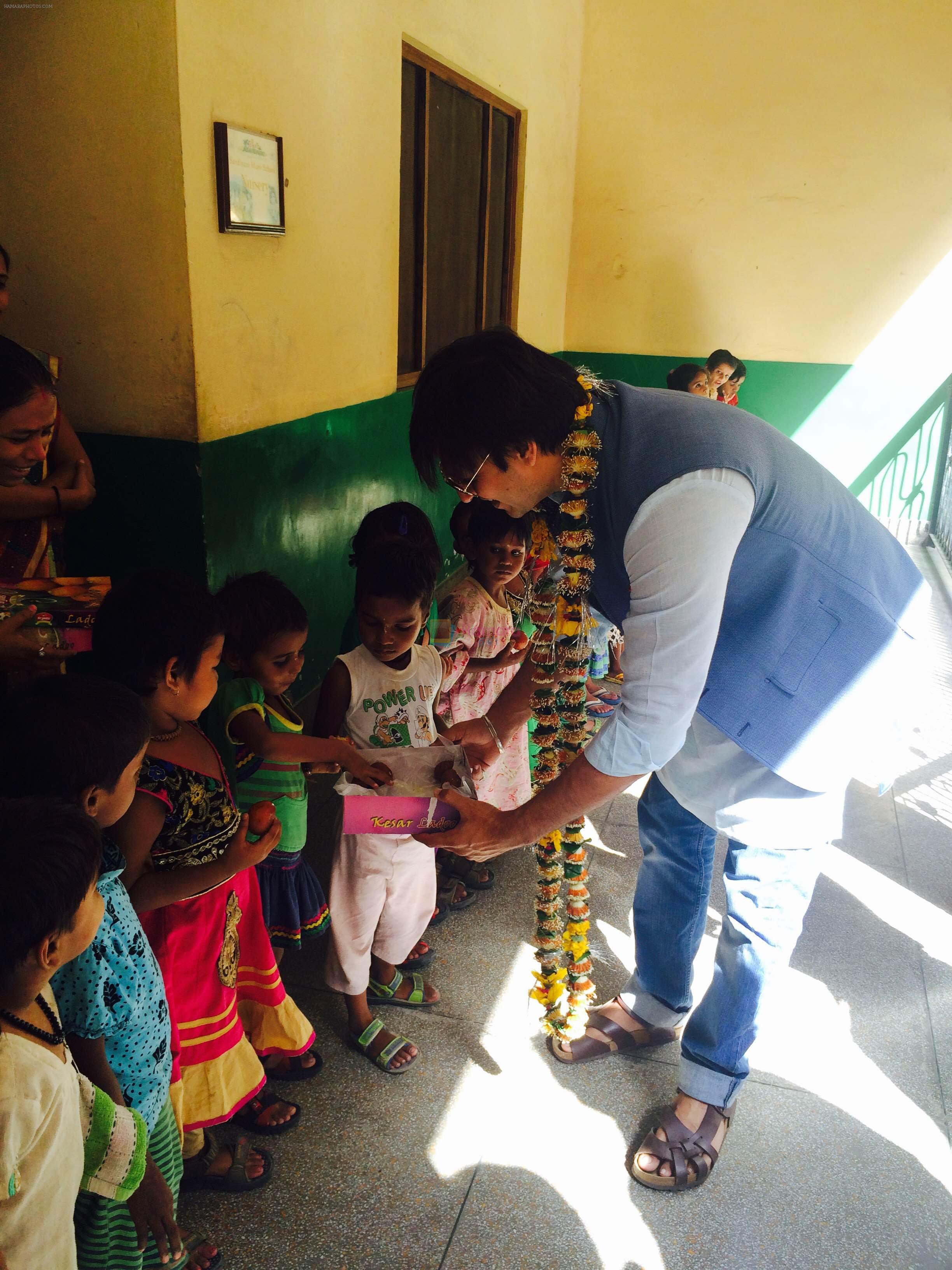 Vivek Oberoi visits his extended family in Vrindavan on 11th Sept 2015