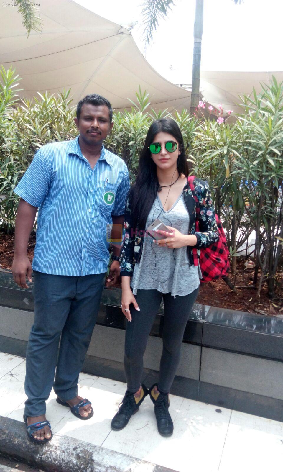 Shruti Haasan snapped at airport on 11th Sept 2015