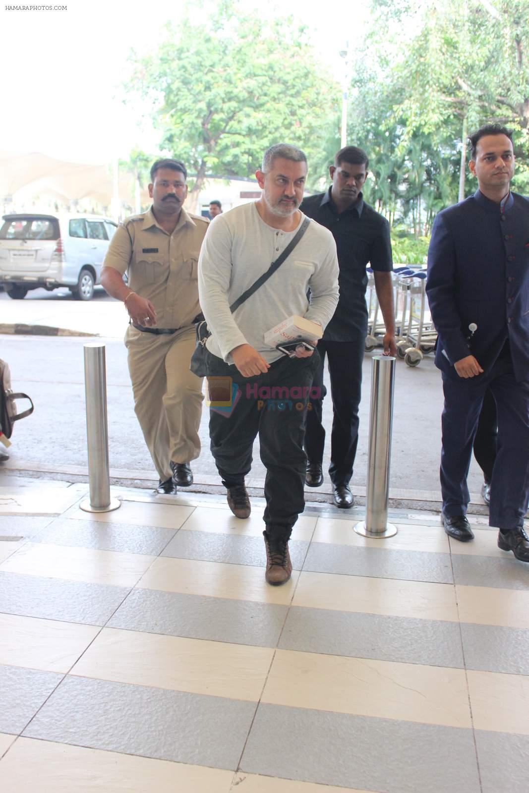 Aamir Khan snapped in his dangal look as he leaves for ludhiana on 11th Sept 2015