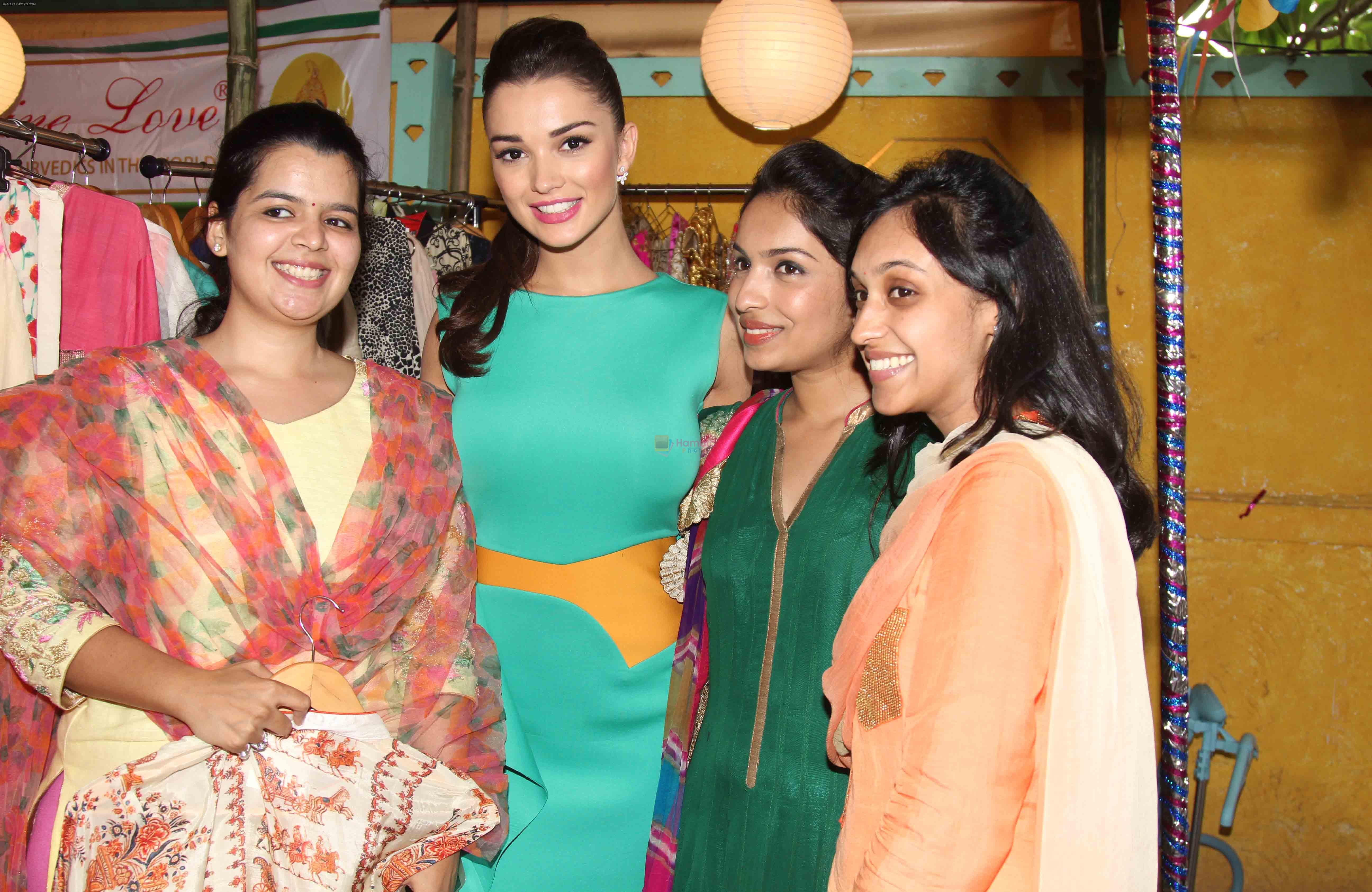 Winners of the contest with Amy Jackson at Femina Shopping Fest 2015 at F Beach House in Pune.1