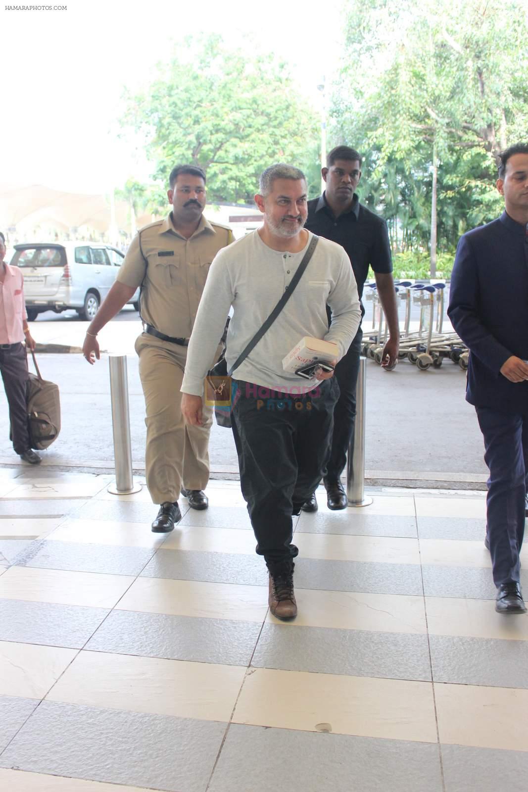Aamir Khan snapped in his dangal look as he leaves for ludhiana on 11th Sept 2015