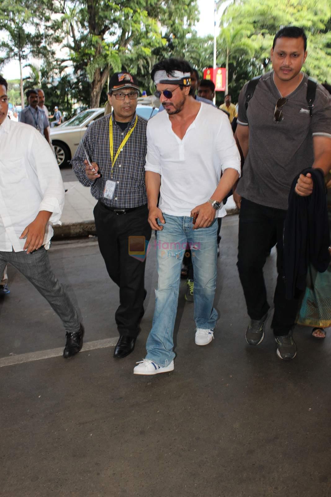 Shahrukh Khan snapped at  Airport for Dilwale shoot in Hyderabad on 14th Sept 2015