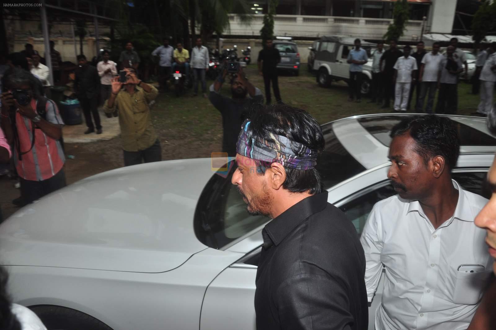 Shahrukh Khan attend Karim Morani's mothers funeral in Andheri, Mumbai on 16th Sept 2015
