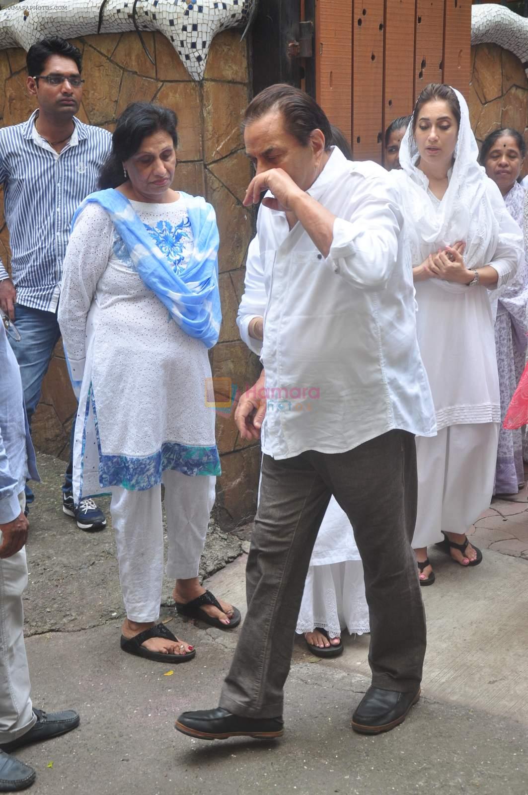 Dharmendra attend Karim Morani's mothers funeral in Andheri, Mumbai on 16th Sept 2015