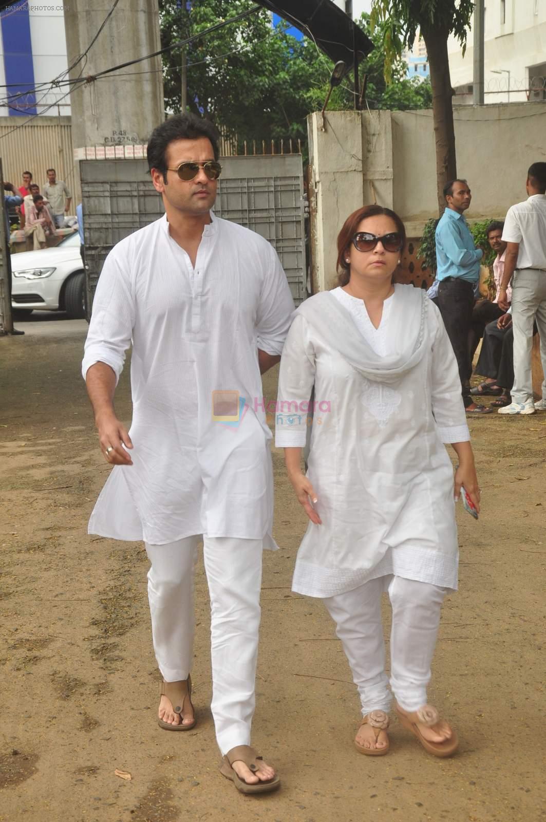 Rohit Roy attend Karim Morani's mothers funeral in Andheri, Mumbai on 16th Sept 2015