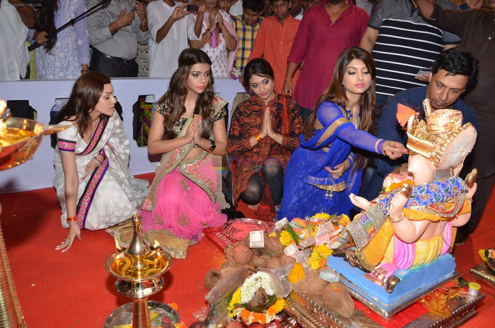 Madhur Bhandarkar with Calender Girls at Ganpati celebrations on 17th Sept 2015