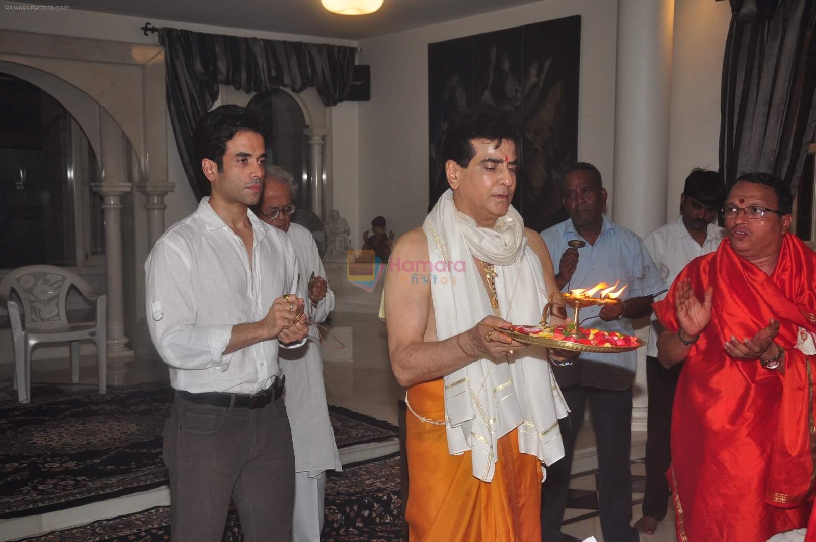 Tusshar Kapoor at Jeetendra's Ganpati celebrations on 17th Sept 2015