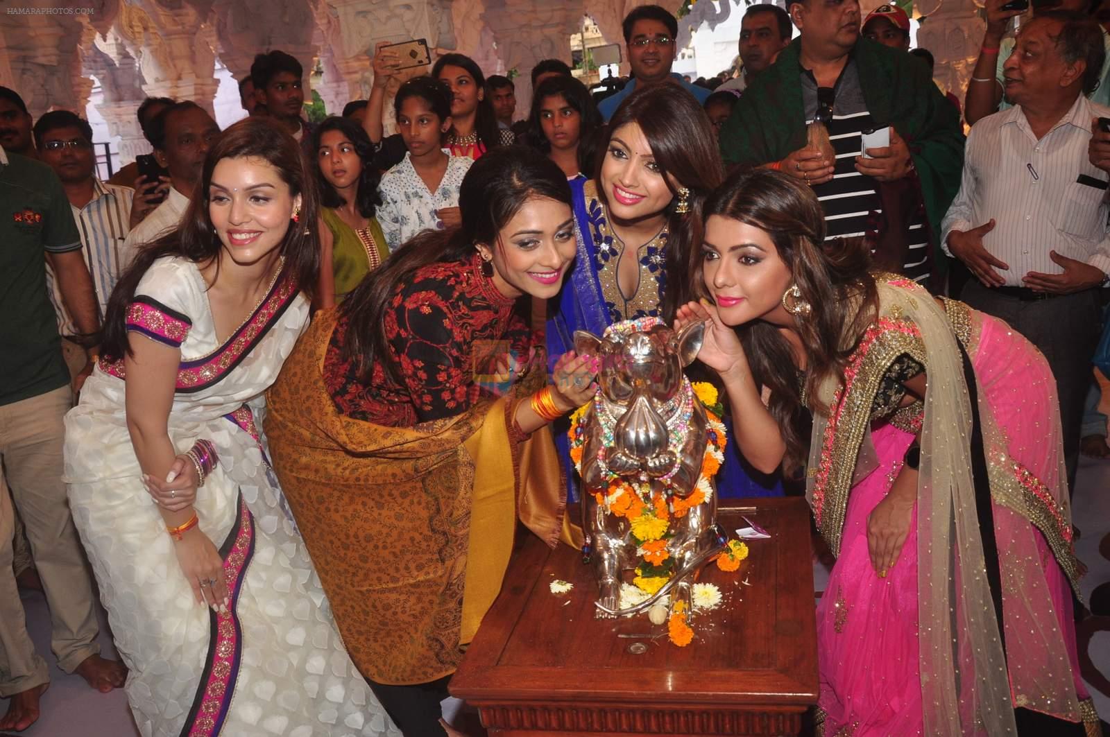 Madhur Bhandarkar with calendar Girls at Ganpati celebrations on 17th Sept 2015