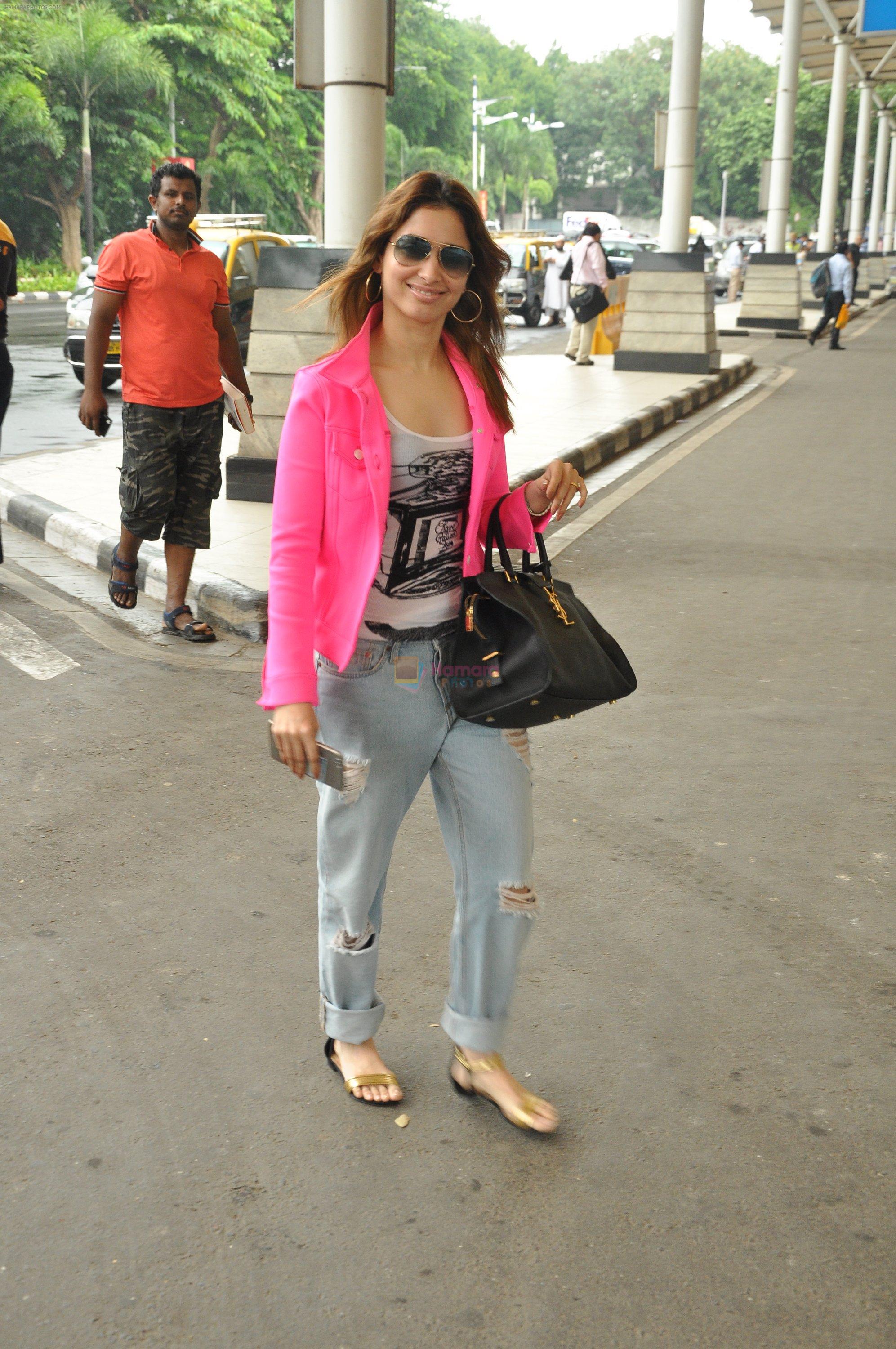 Tamannaah Bhatia at the Mumbai airport leaving for Delhi on 18th Sept 2015