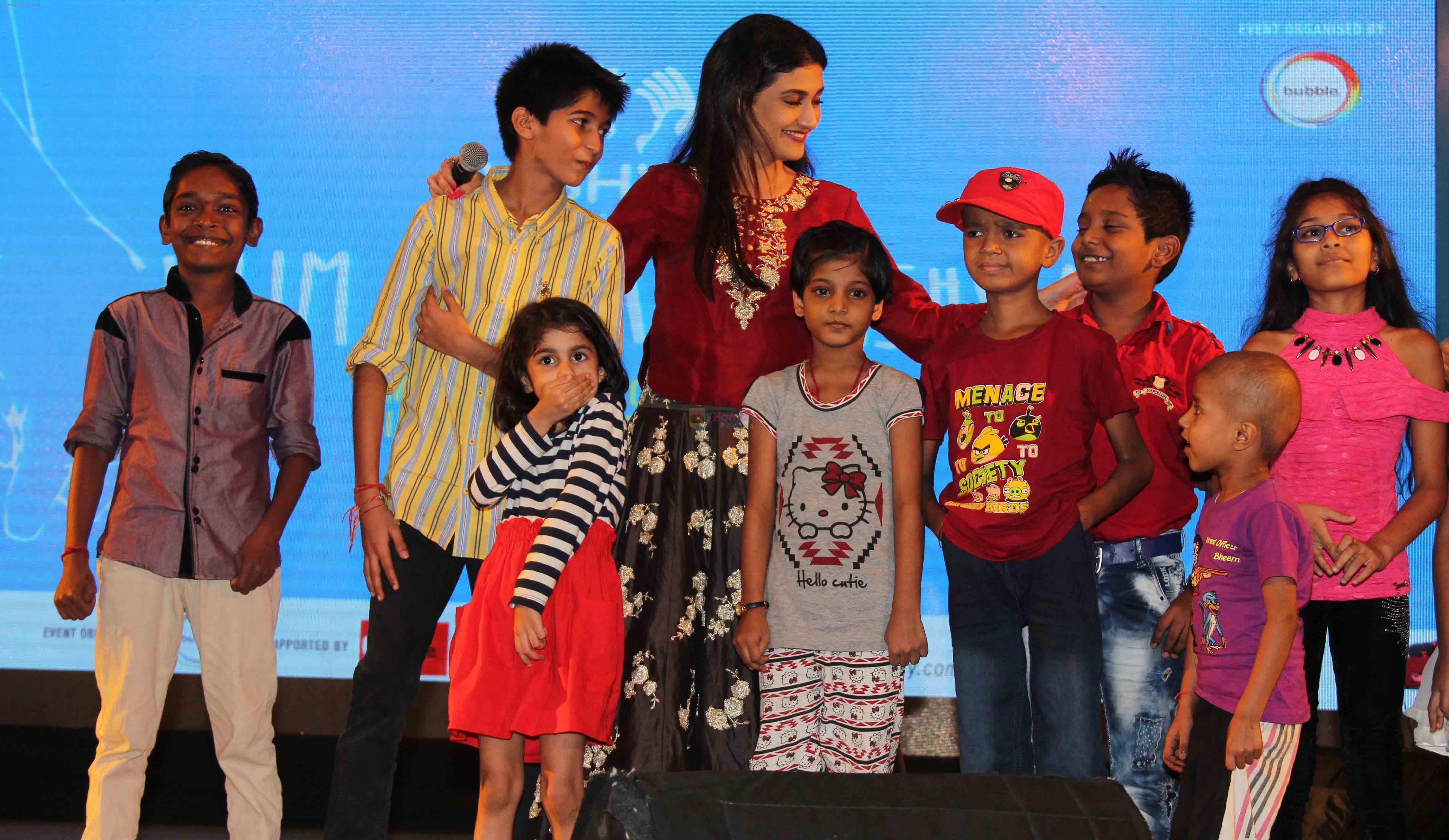 Ragini Khanna performed song with Kids at the _Care for Cancer Patients - Annual Day Event_  organised by NGO Vishwas.2