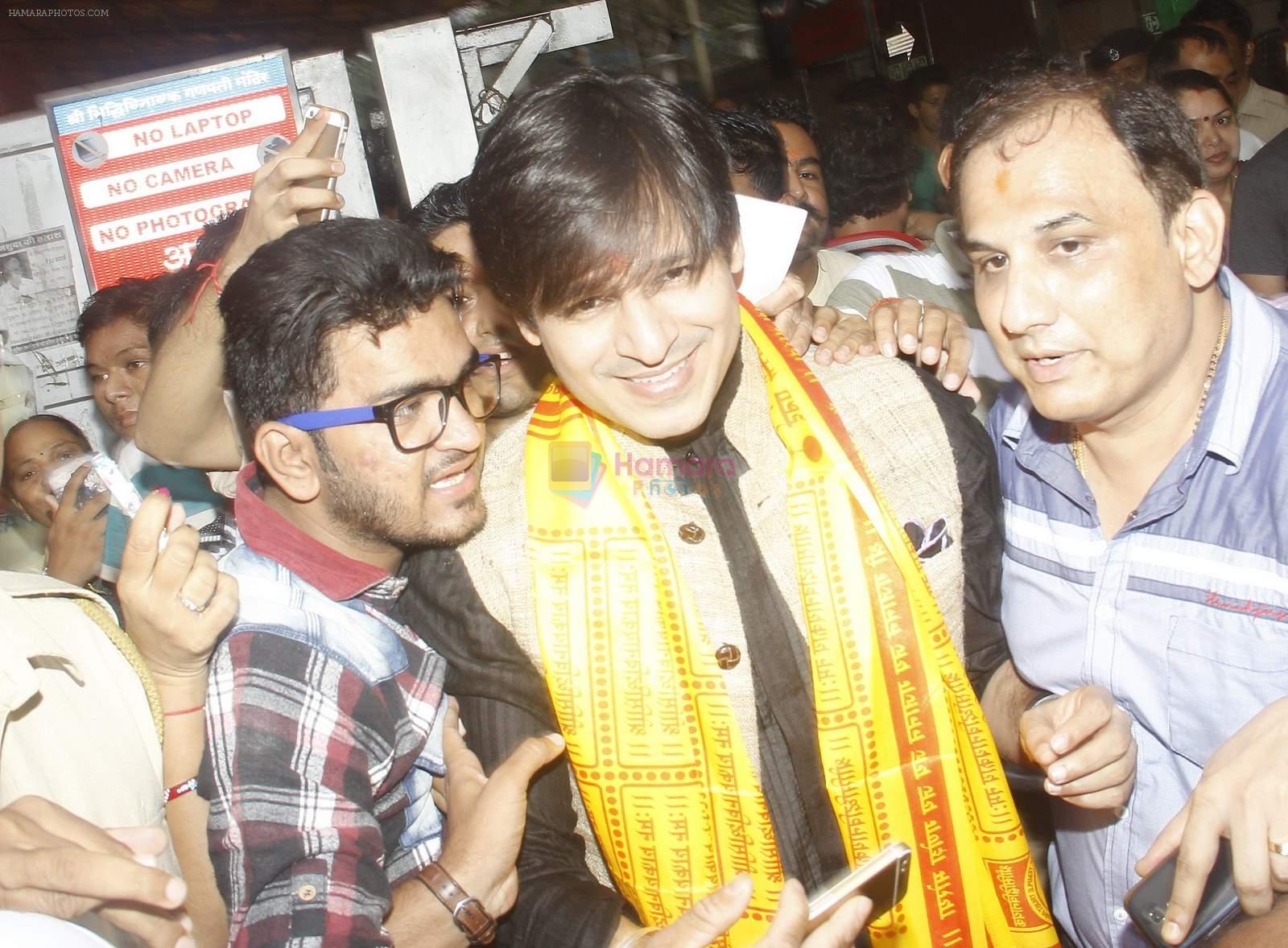 Vivek Oberoi snapped at Siddhivinayak temple on 20th Sept 2015