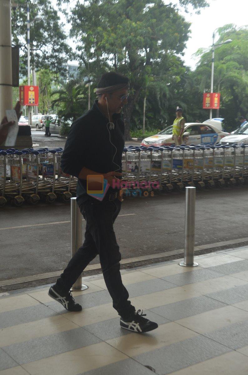 Akshay Kumar snapped at airport on 20th Sept 2015