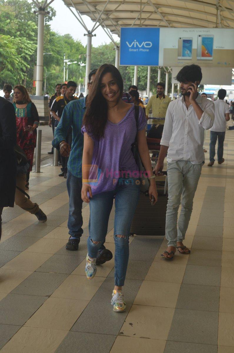 Shraddha Kapoor snapped at airport on 20th Sept 2015