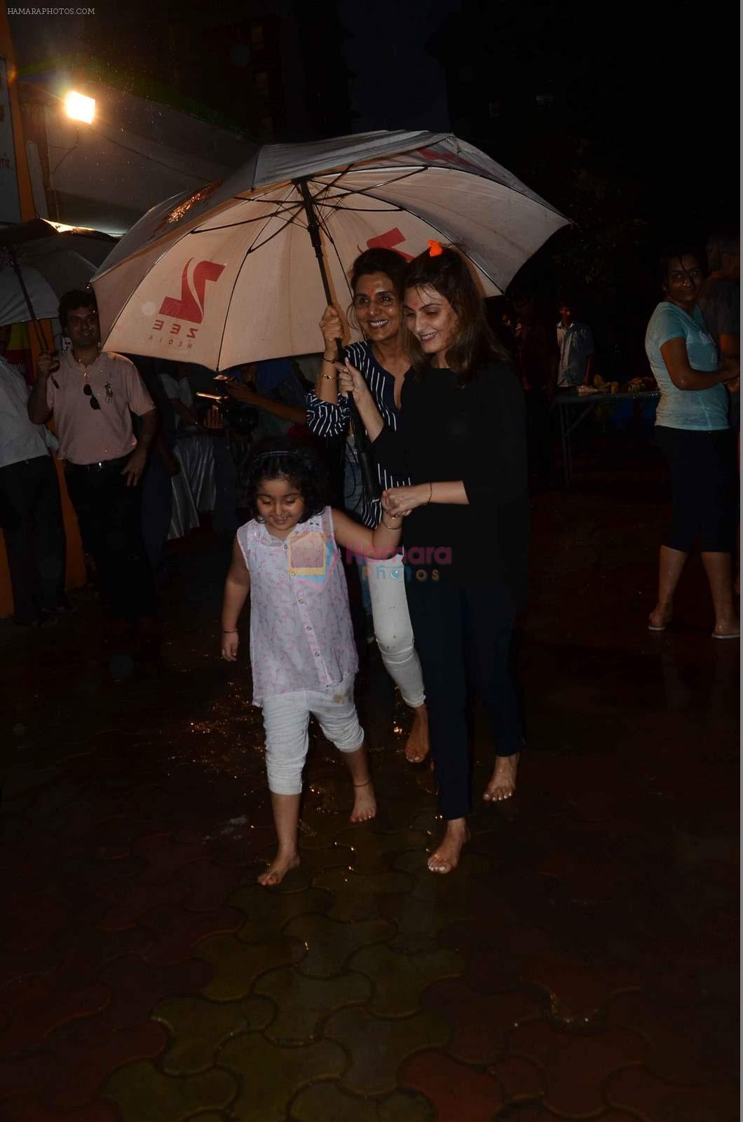 Neetu Singh at Rishi Kapoor's Ganpati Visarjan on 21st Sept 2015