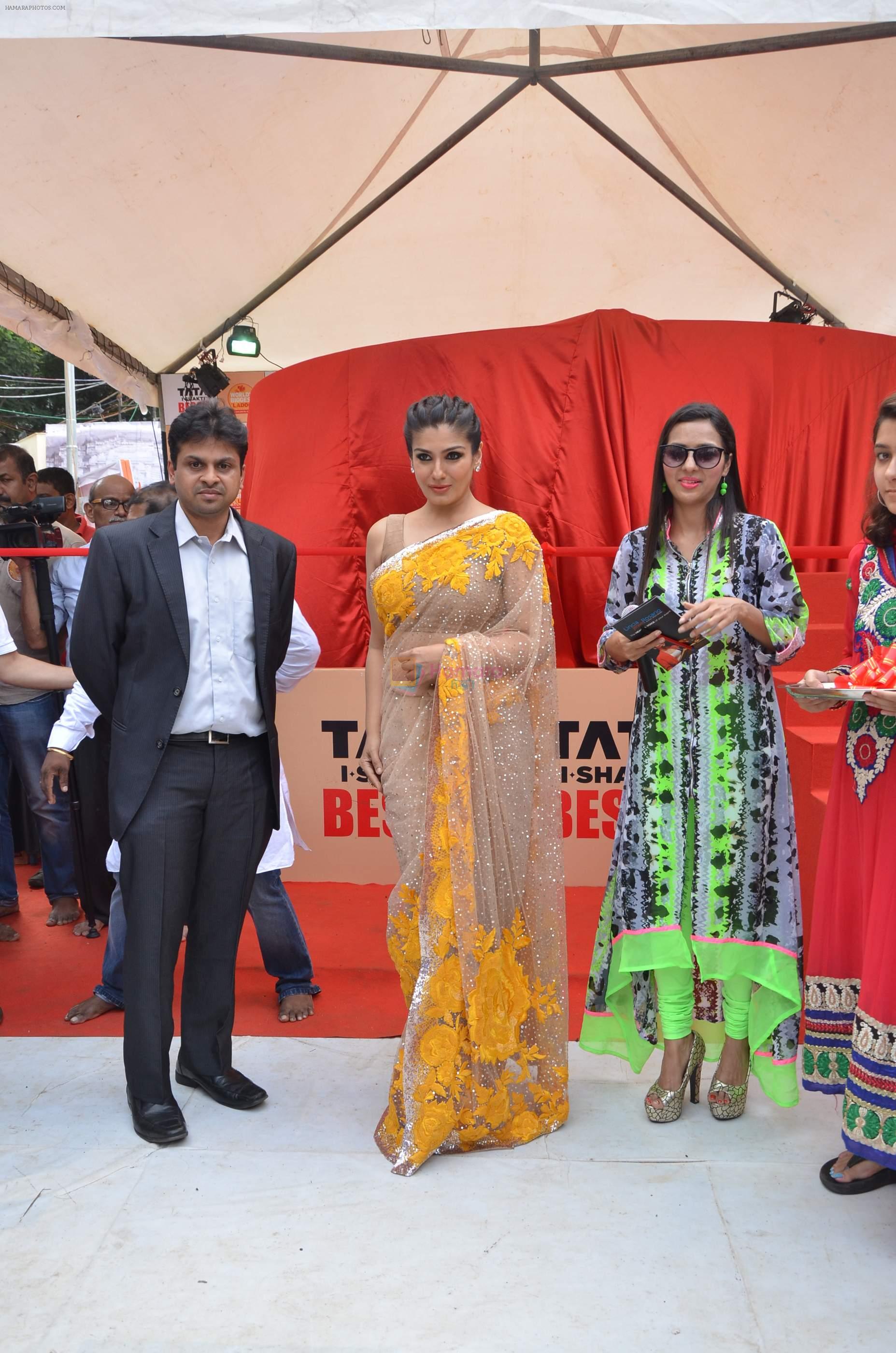 Raveena Tandon at Tata I-Shakti Besan offered the World's Biggest Besan Ladoo to Andhericha Raja on 22nd Sept 2015