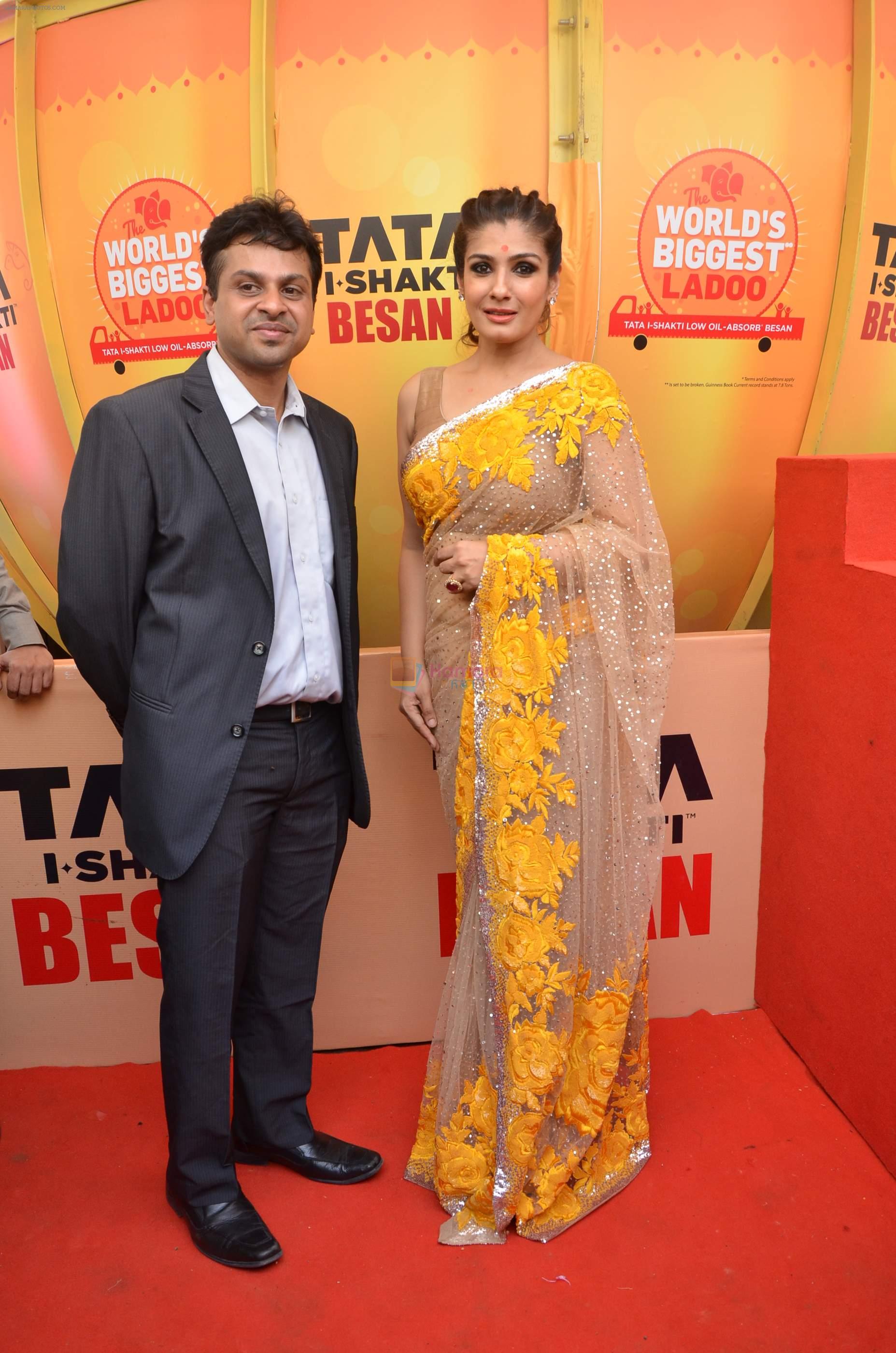 Raveena Tandon at Tata I-Shakti Besan offered the World's Biggest Besan Ladoo to Andhericha Raja on 22nd Sept 2015