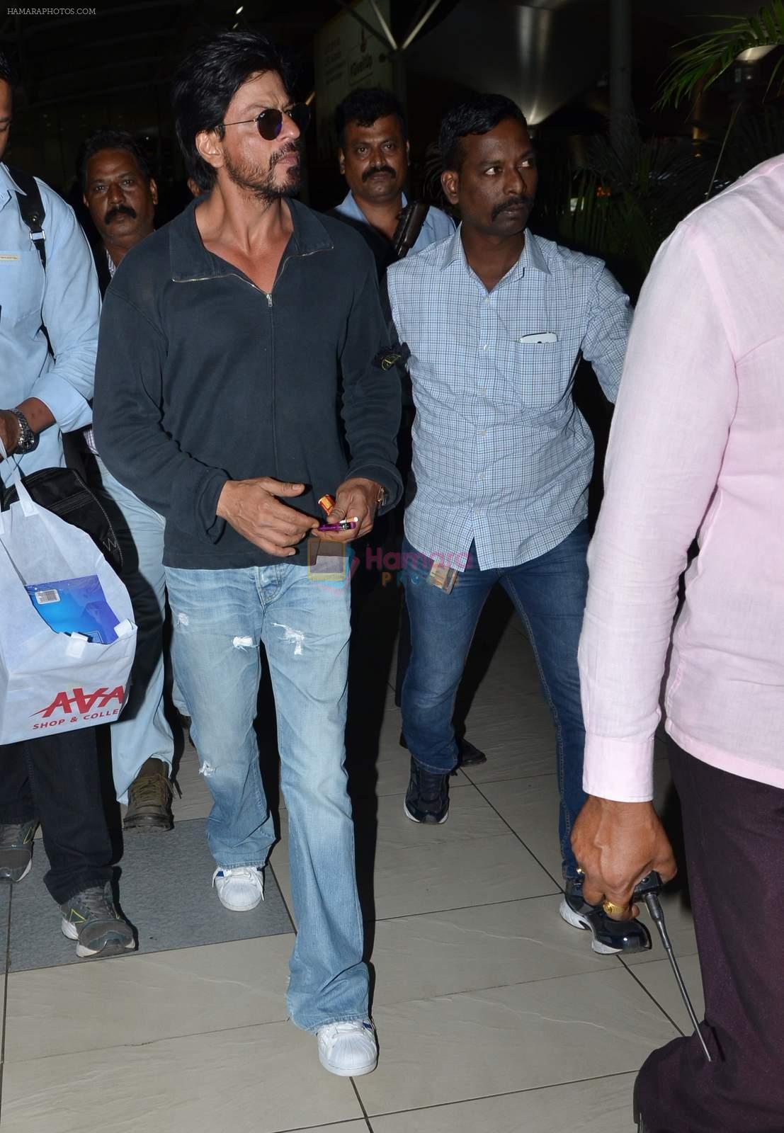 Shahrukh Khan snapped at Airport in Mumbai on 24th Sept 2015