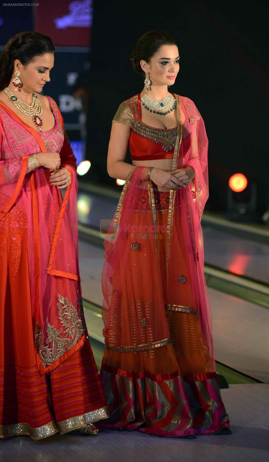 Amy Jackson, Lara Dutta at JJ Valaya Singh in Bling fashion show on 28th Sept  2015