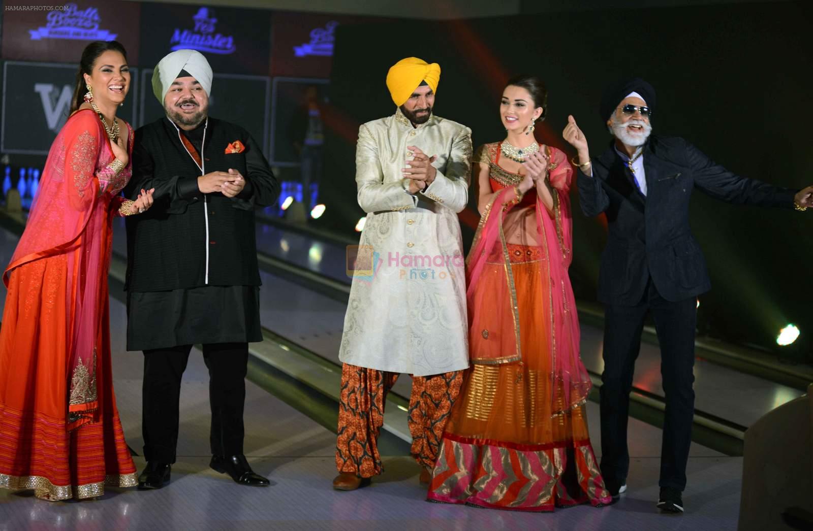 Akshay Kumar, Amy Jackson, Lara Dutta at JJ Valaya Singh in Bling fashion show on 28th Sept  2015
