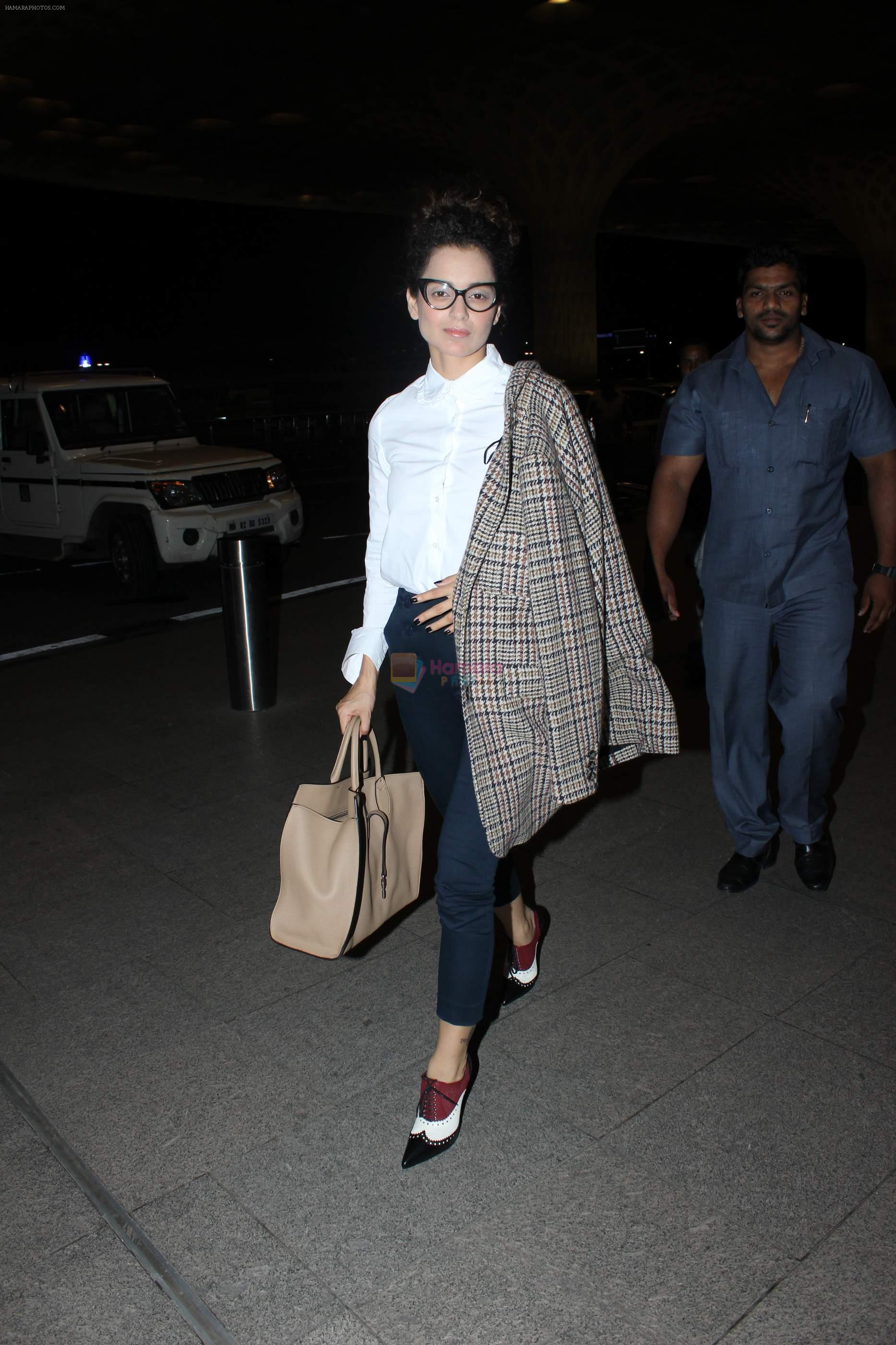 Kangana Ranaut left for Paris for the Paris Fashion Week on 1st Oct 2015