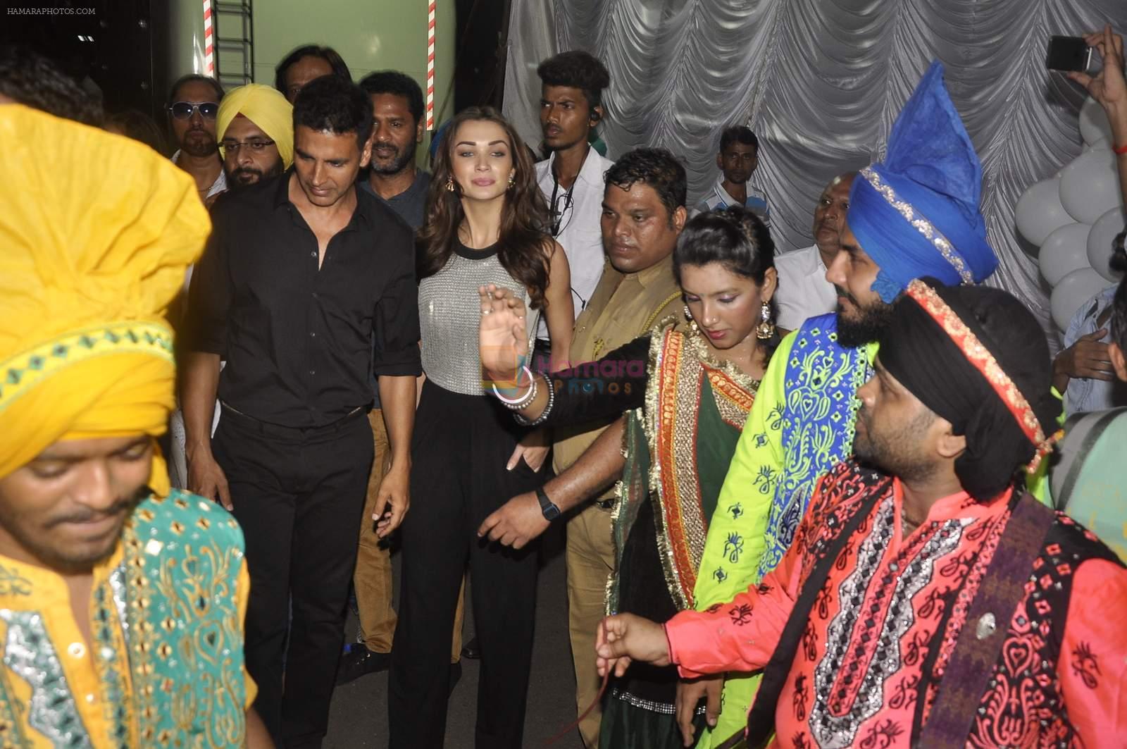 Akshay Kumar, Amy Jackson at Singh is Bling screening hosted by Bawas in Chandan on 1st Oct 2015