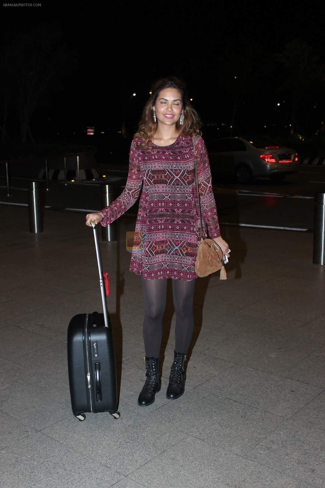 Esha Gupta snapped at international airport on 1st Oct 2015