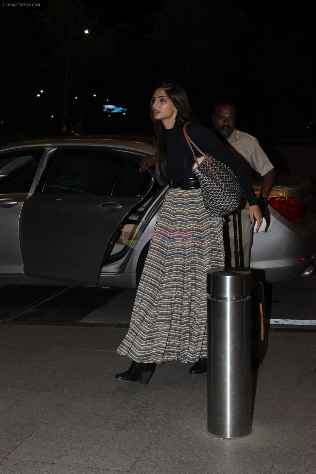 Sonam Kapoor snapped at international airport on 1st Oct 2015