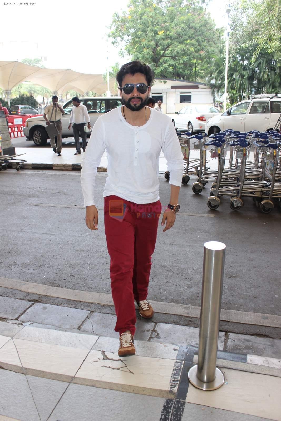 Jackky Bhagnani snapped at airport on 4th Oct 2015