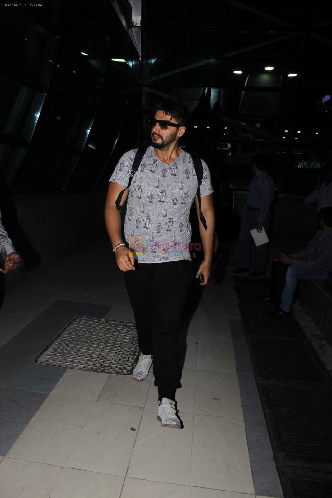 Arjun Kapoor snapped at domestic airport on 7th Oct 2015